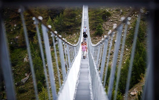 Самый длинный в мире висячий мост для пешего пересечения открывается в Альпах Швейцарии