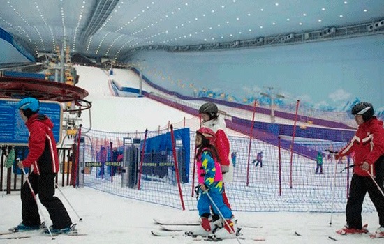 Китайские лыжники наслаждаются отдыхом от жары в крупнейшем в мире крытом лыжном парке