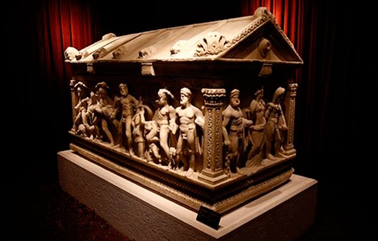 Римский саркофаг Геркулеса приветствует посетителей в музее Антальи