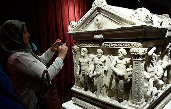 Римский саркофаг Геркулеса приветствует посетителей в музее Антальи