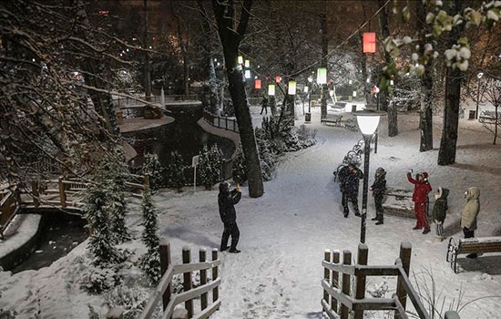 Первый снегопад падает в Анкаре, северная Турция