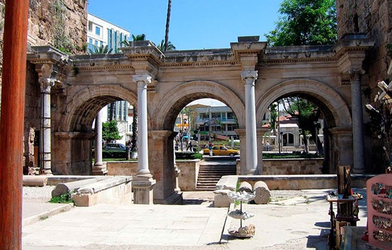 Все, что вам нужно знать о воротах Адриана, знаменитой арке в Анталии