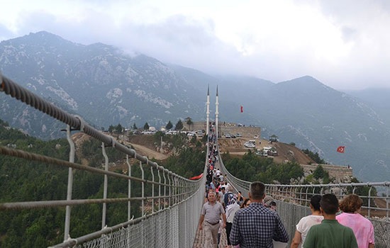 350-метровый подвесной пешеходный мост привлекает посетителей в турецком Кахраманмараш
