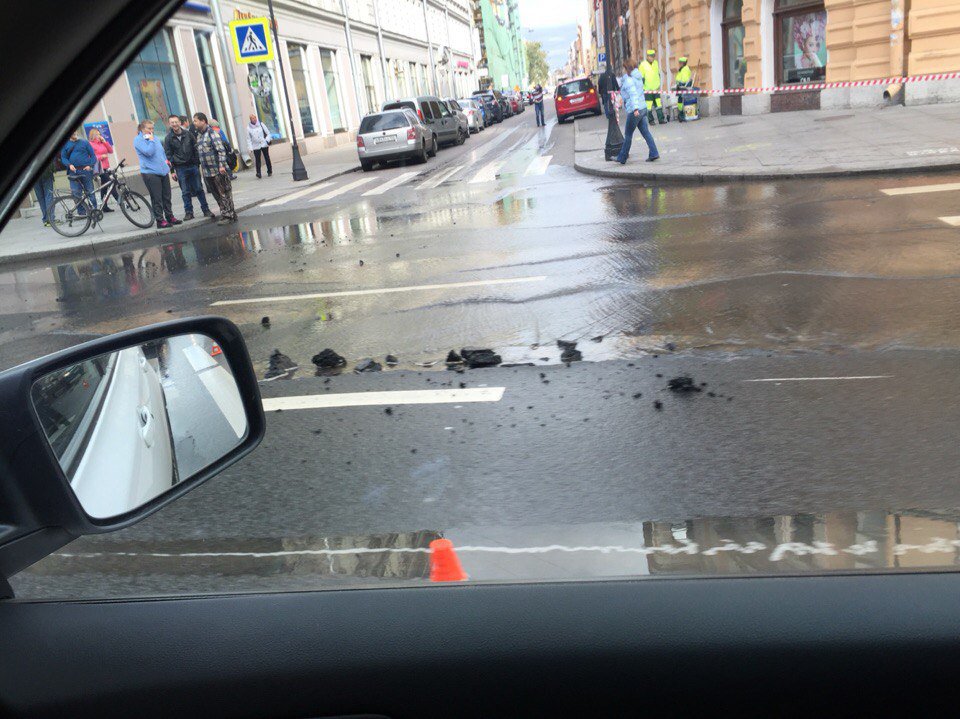 По Невскому проспекту ограничено движение из-за аварии на трубопроводе