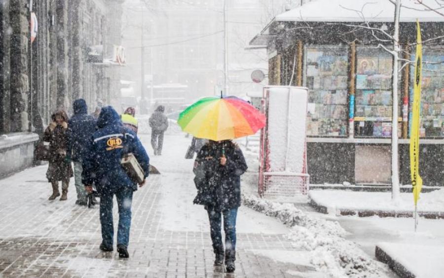 В Киеве коммунальщики соорудили из снега огромную горку с трамплином