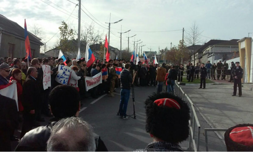 Сотни жителей Новороссийска атаковали консульство Турции
