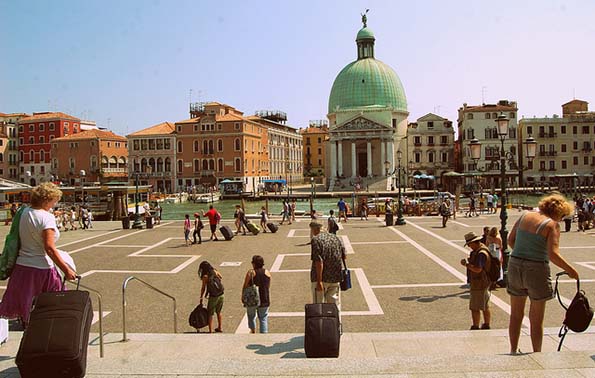 чемоданы на колёсиках - самый популярный багаж у туристов в венеции