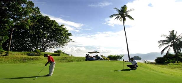Многие гости приезжают для игры в гольф