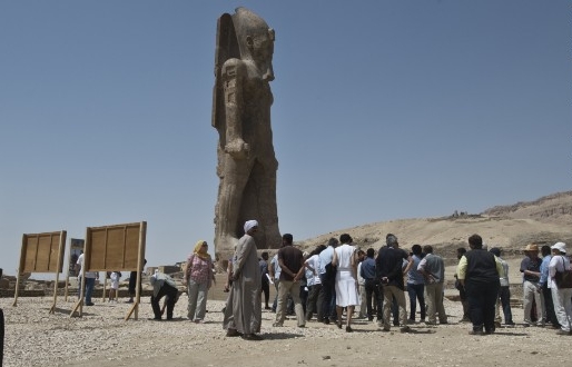 статуя фараона Аменхотепа III