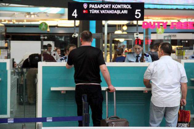 паспортный контроль в аэропорту Ататюрка (Стамбул)