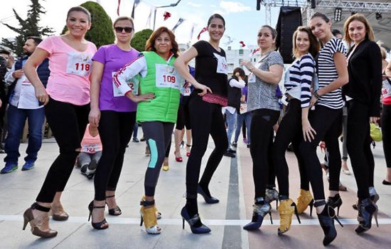В Анталии прошел 11-ый Международный марафон-стометровка среди женщин по бегу на высоких каблуках
