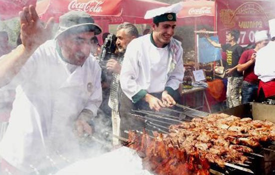 В Сочи встреча первого мая пройдет привычным "Фестивалем шашлыка"