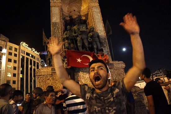 Турция успокаивает туристов: чрезвычайное положение на них не повлияет
