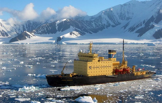 уристический ледокол «Капитан Хлебников» держит путь в Арктику
