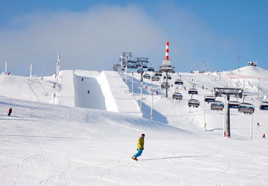Финляндия открыла горнолыжный сезон с использованием прошлогоднего снега