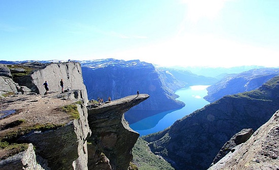Язык Тролля - выступ скалы, что собирает миллионы туристов в Норвегии