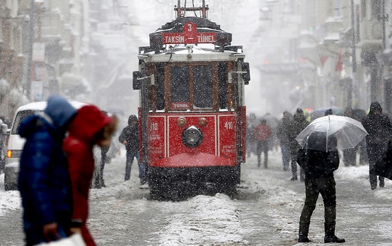 Морозы и снегопады парализовали жизнь в Турции