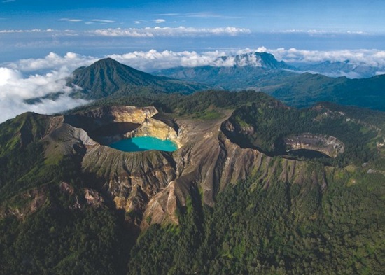 Оригинальные разноцветные озера на вулкане Келимуту