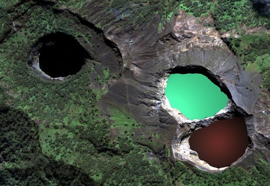 Оригинальные разноцветные озера на вулкане Келимуту