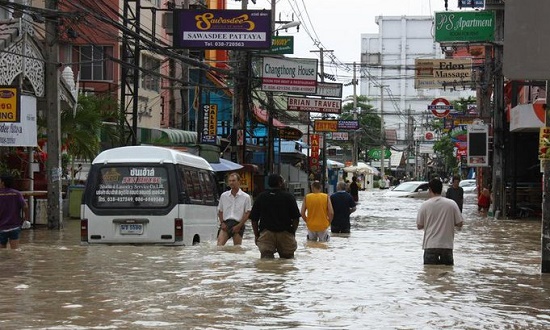 Затопленный таиландский остров Самуи не могут покинуть сотни туристов