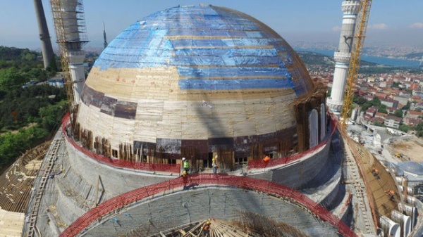 Крупнейший полумесяц в мире украсил мечеть в Стамбуле