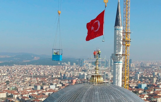 Самый большой в мире флерон находится на вершине купола мечети Çamlıca в Стамбуле