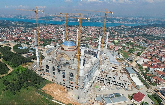 Самый большой в мире флерон находится на вершине купола мечети Çamlıca в Стамбуле