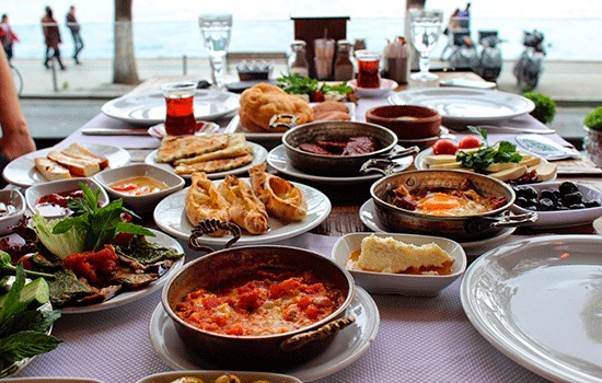 Весна - лучшее время для продолжительных завтраков на открытом воздухе в Стамбуле