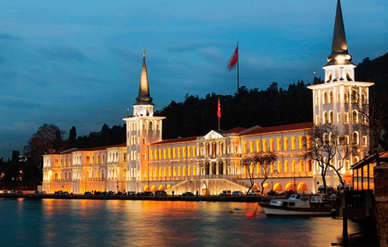 Здание высшей военной школы Kuleli Стамбула было превращено в музей