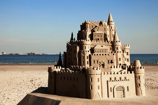 На пляжах Испании теперь замки из песка под запретом