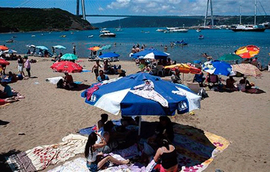Толпы местных и приезжих собираются на пляжах Стамбула во время праздника Ид аль-Фитр