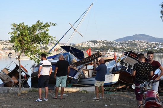 «Давай убирайся отсюда» - реакция туристов на землетрясение в Турции и Греции