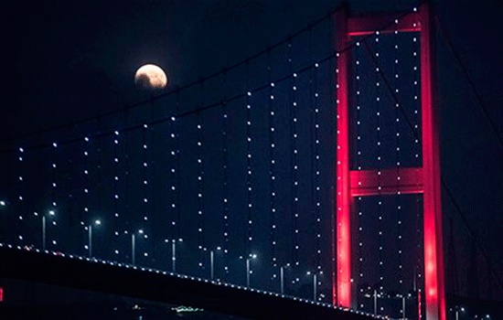 Частичное лунное затмение наблюдалось по всей Турции