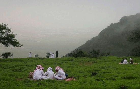 Оман привлекает туристов ежегодным прохладным летним муссоном