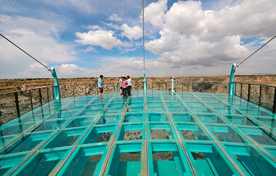 Стеклянная терраса повышает интерес туристов к огромному каньону на западе Турции