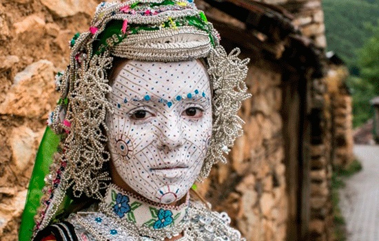 Традиционный свадебный макияж в Косово интригует туристов и ученых