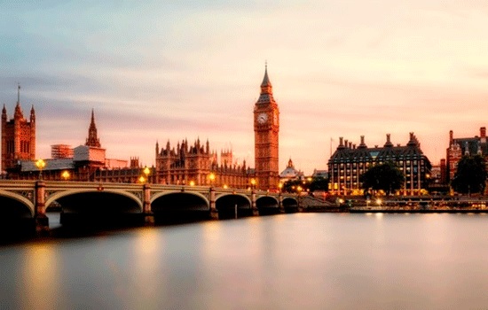 Город Лондон: красные пальто, зонтики и королева