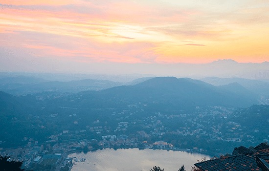 Озеро Комо в Италии известный фаворит для путешественников со всего мира