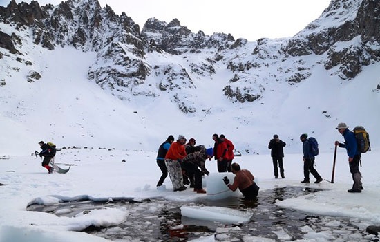Фестиваль зимнего плавания в Ризе проходит в замерзшем озере