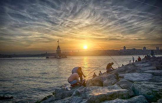 Стамбульские рыболовы продолжают традиции, несмотря на тревогу относительно запасов рыбы