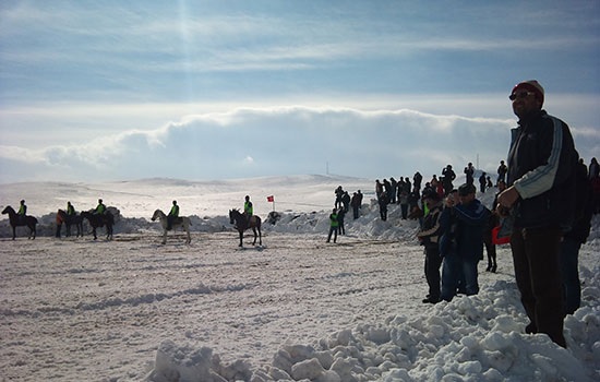 Чем позабавиться зимой в Турции? Метание копья теперь является самой популярной забавой в некоторых деревнях Карса