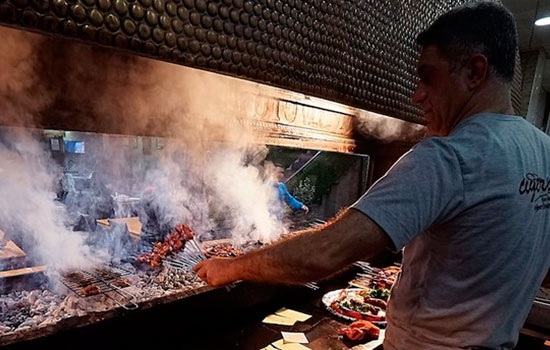 На юго-востоке Анталии туристов балуют кебабом из печени, который бьет все рекорды