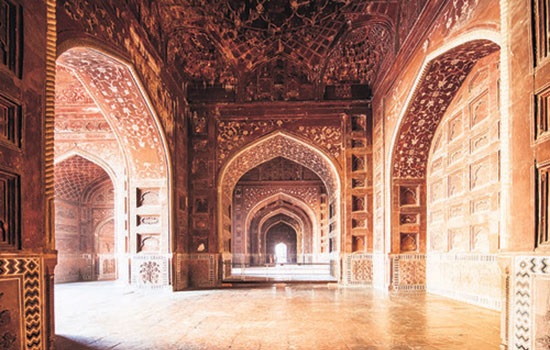 Сердце Индии, город Агра, привлекает всех сказочным Тадж-Махал