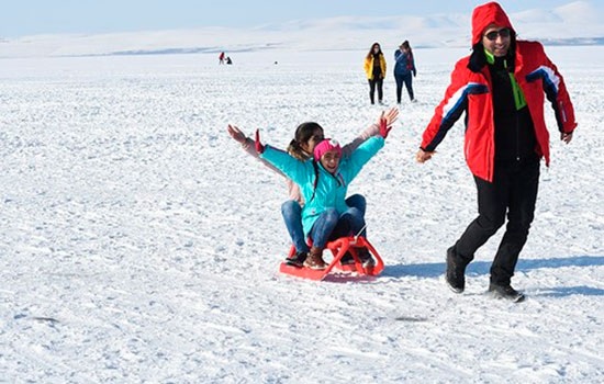 Туристы и местные жители активно катаются на санках, ловят рыбу на северо-восточном замерзшем озере Чилдыр вТурции