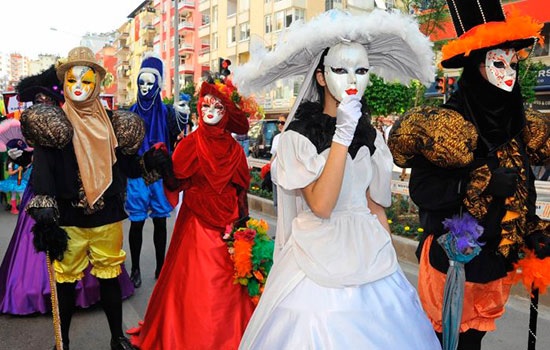 6-й карнавал «Оранжевый цвет» превращает Адану в мегацентр