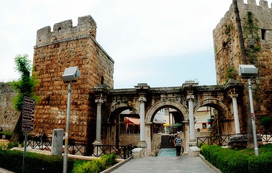 Все, что вам нужно знать о воротах Адриана, знаменитой арке в Анталии