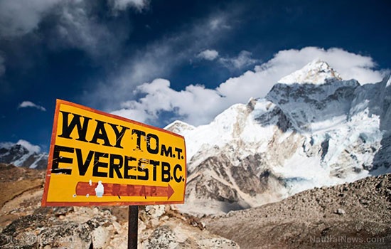 Десятилетия коммерческого альпинизма превратили гору Эверест в самую высокую в мире мусорную свалку