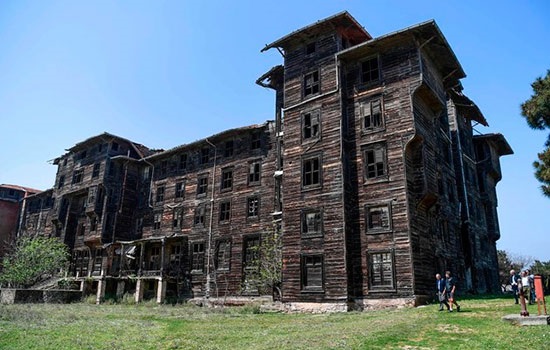 Вскоре туристы смогут увидеть крупнейшее в Европе деревянное здание в Стамбуле, которое ждет восстановления