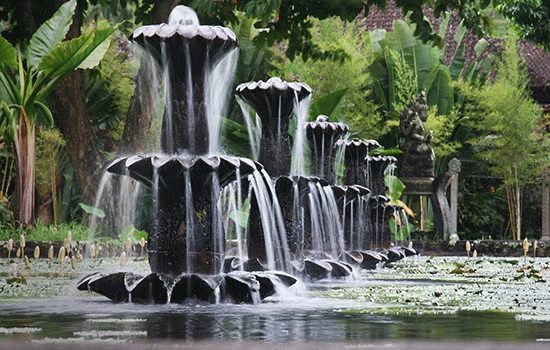 Водный дворец Тиртаганга на востоке Бали в Индонезии