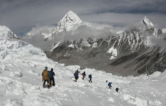 Число погибших альпинистов в Гималаях этой весной возрастает до 14